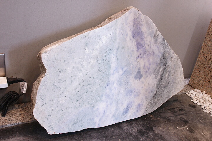 糸魚川翡翠ラベンダー原石高透過約1.4Kg 水晶観賞石