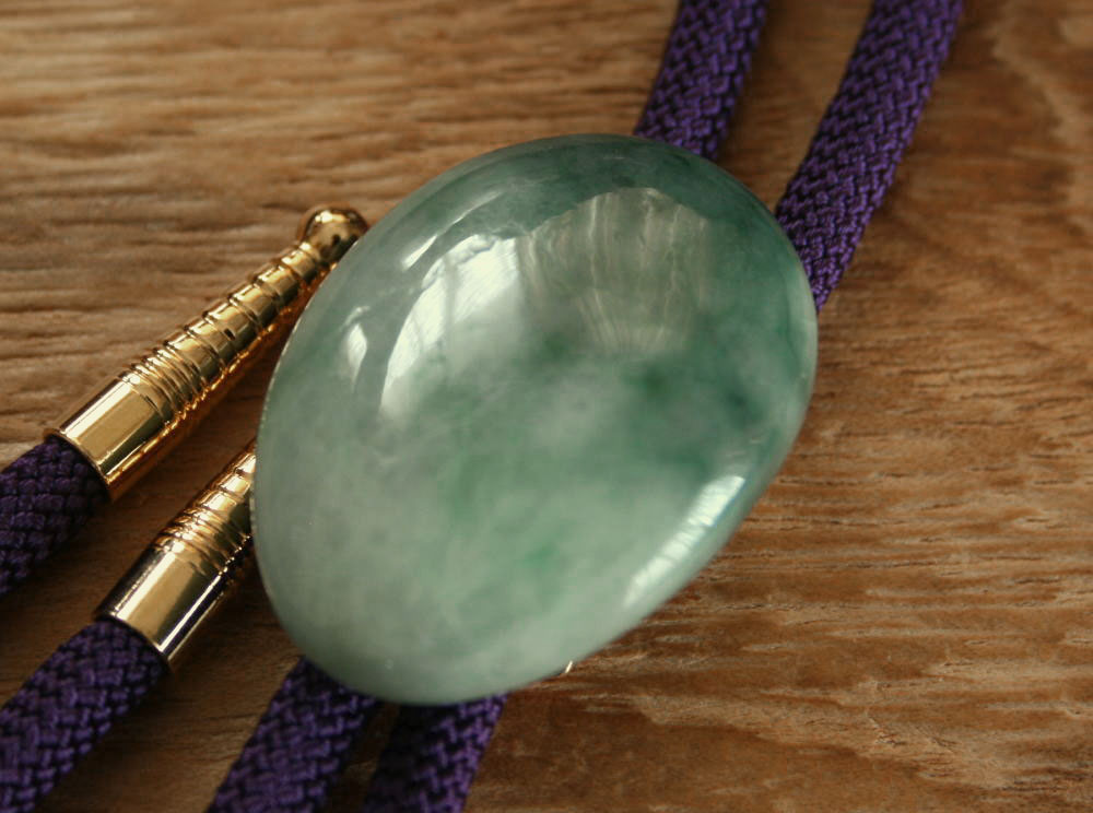 糸魚川翡翠♢勾玉浮かし彫りループタイ 勾玉 糸魚川翡翠 （いといがわ