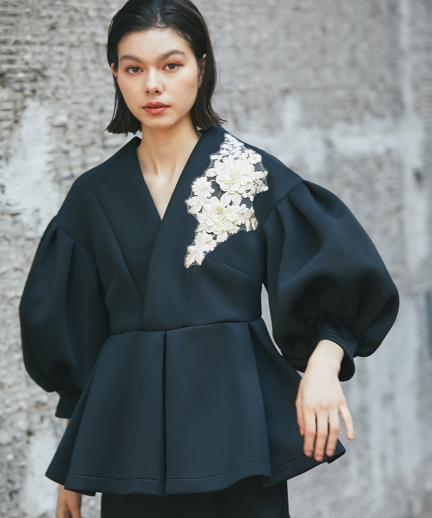 SMILE ORCHID｜花刺繍モチーフ付きペプラムトップス&テーパードパンツ