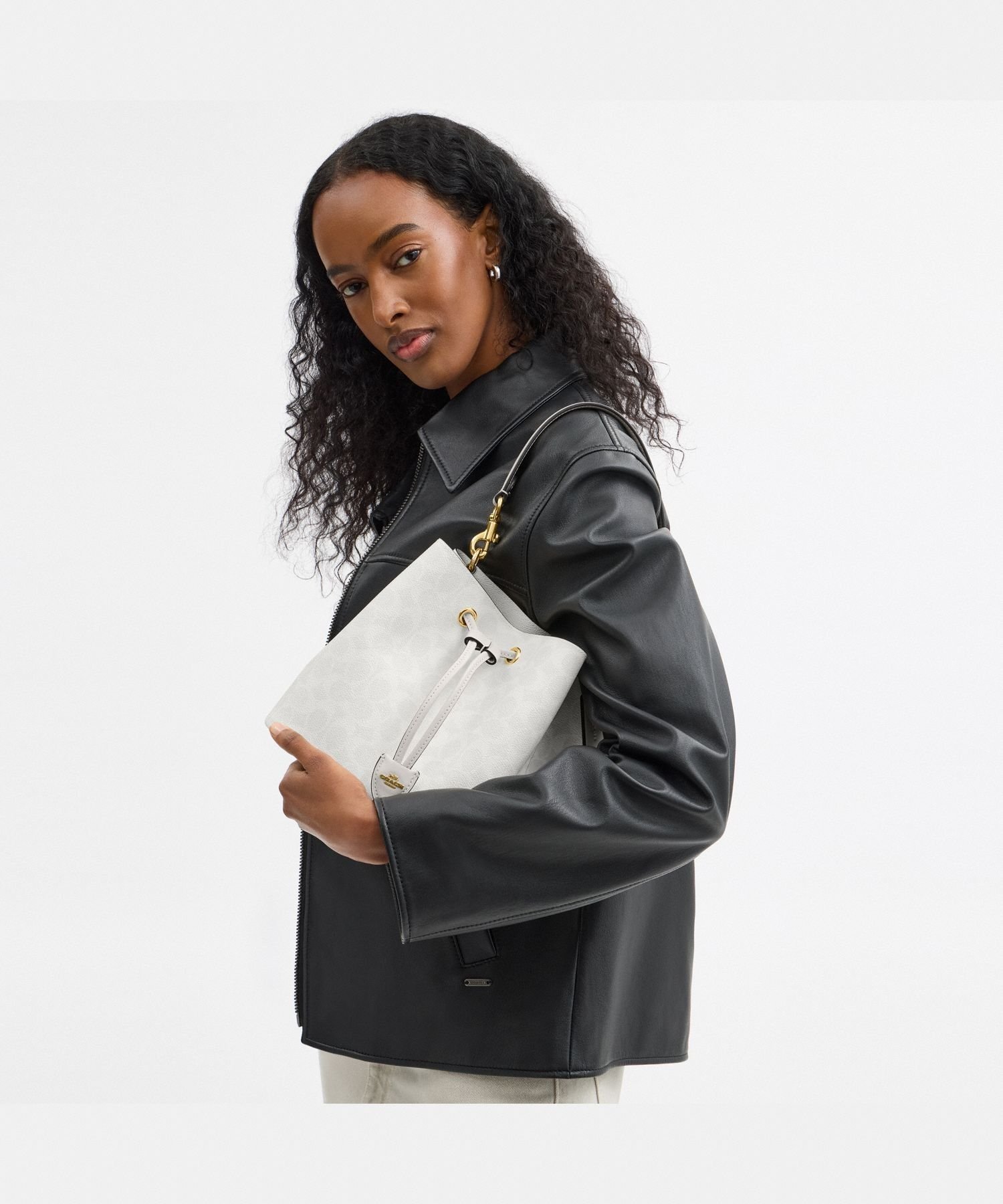 COACH OUTLET｜【公式】ローアン バケット バッグ・シグネチャー