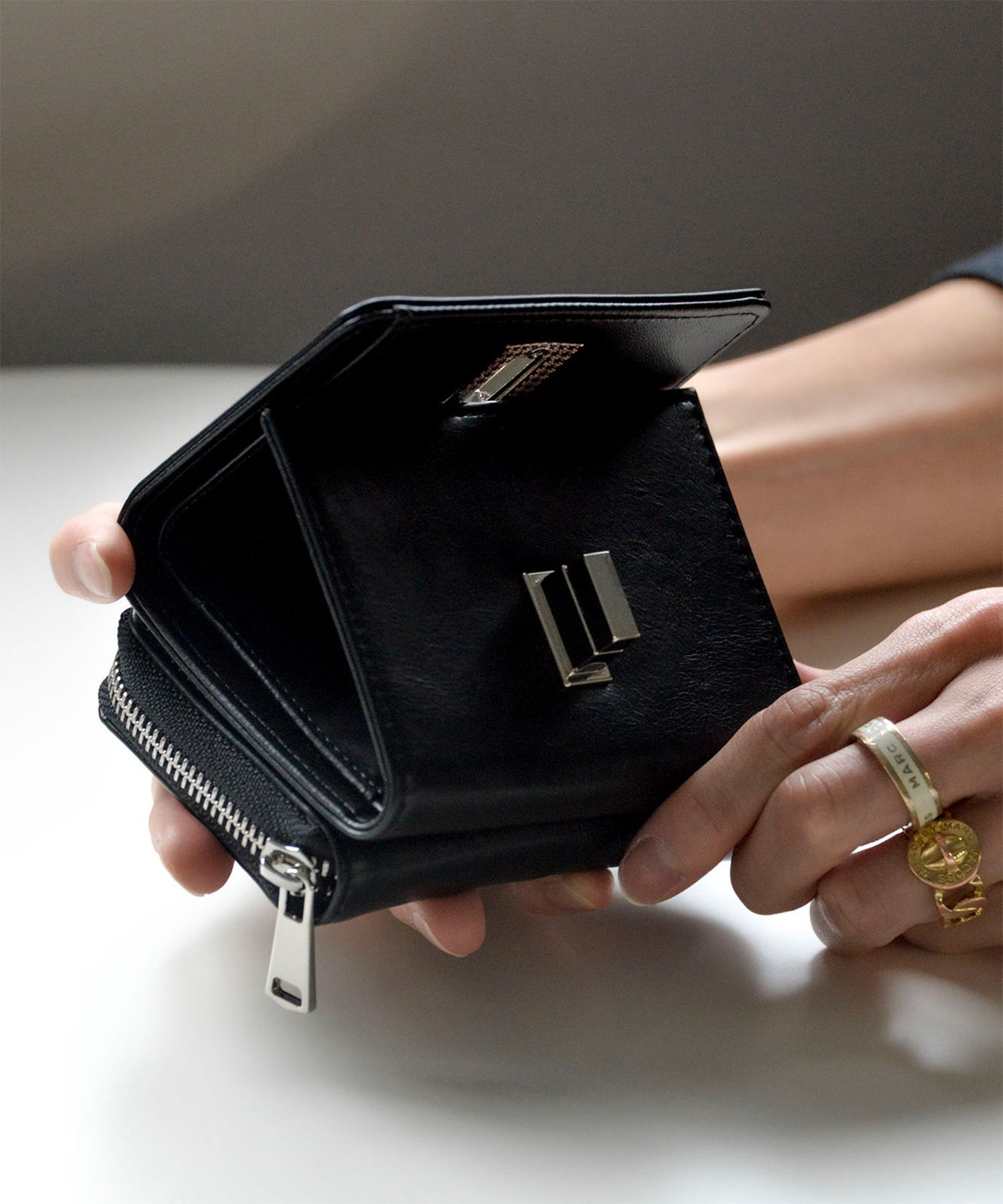 DEVICE｜フェイクレザー ウォレット 回転金具 3つ折り財布 メンズ