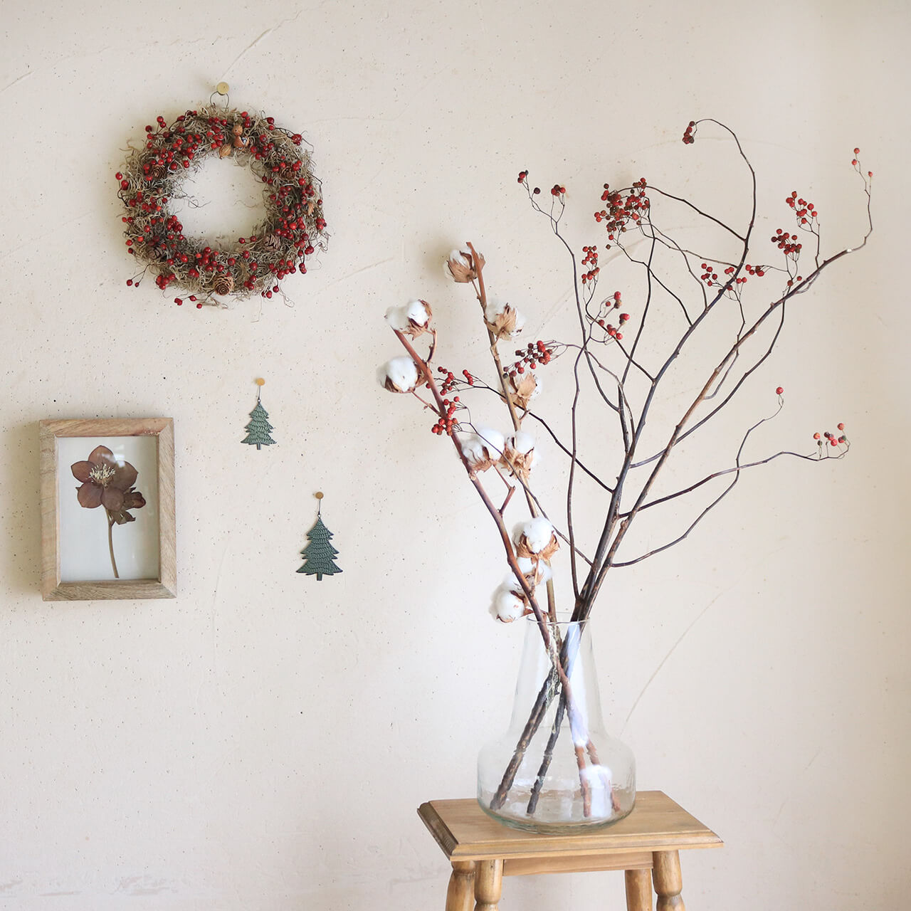 No127 どぉーんと大きめ❤︎赤バラと木の実のキラキラクリスマスリース