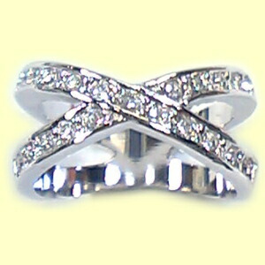 楽天市場】スワロフスキー21石がクロスしてきらめく幅広エックスリング