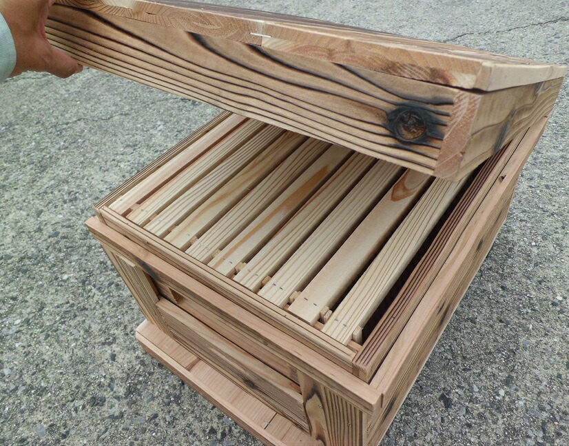 楽天市場】ミツバチ 巣箱 焼杉 浮造り仕上げ幅550×奥行450×高さ340ミリ