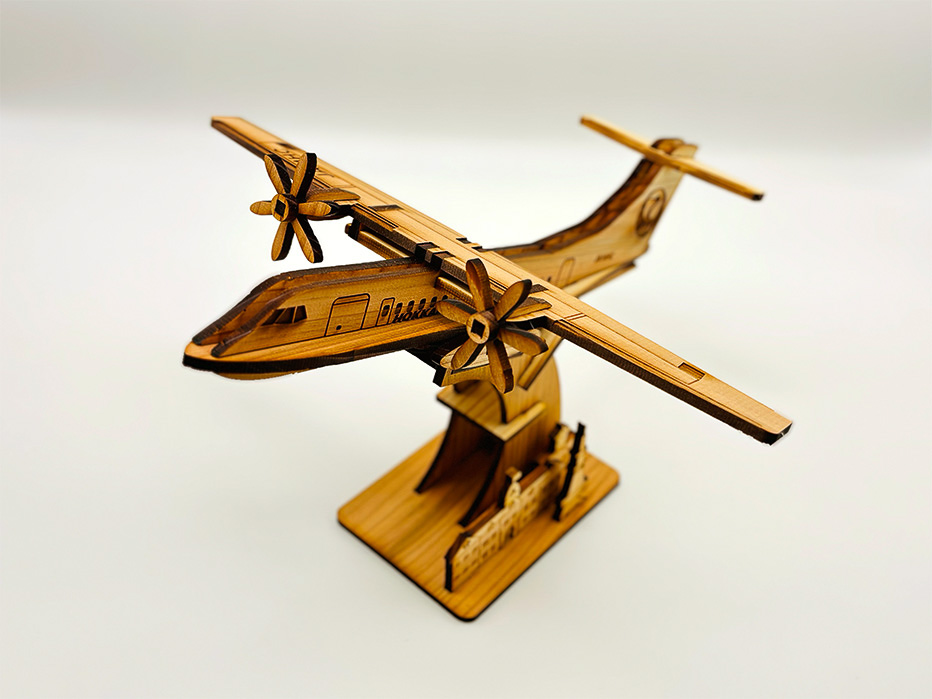 道産木材で作ったHAC ATR42-600のモデルプレーン登場。函館エアポート