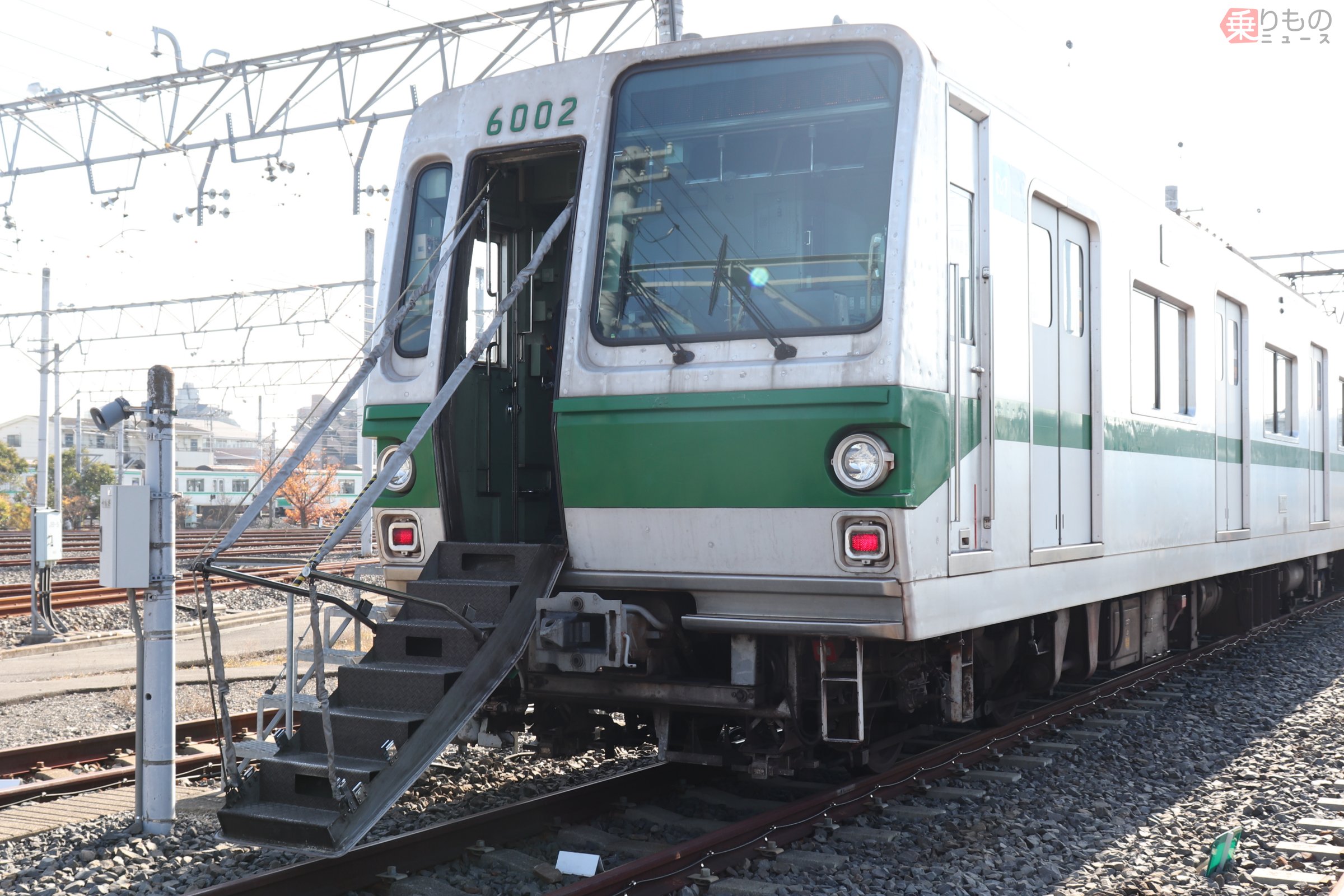 引退「営団6000系電車」 前面が左右非対称、その合理的なワケとは