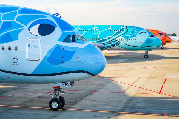 ついにキタ！ ANA巨大機「A380」3機揃う 全機異なる色やデザイン ド