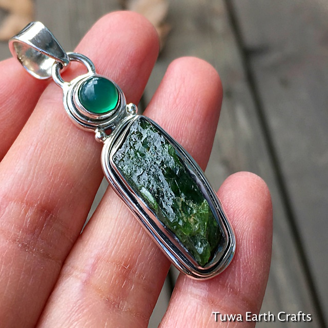 1点物 高品質クロムダイオプサイド原石ペンダント with グリーン