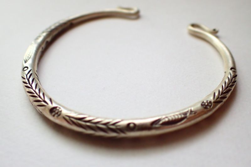 タイ北部の山岳に暮らすカレン族が制作したカレンシルバーバングル3