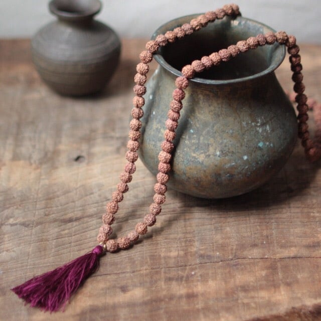ヨガに、瞑想に。シルクのタッセルがついた、菩提樹の実を使用した