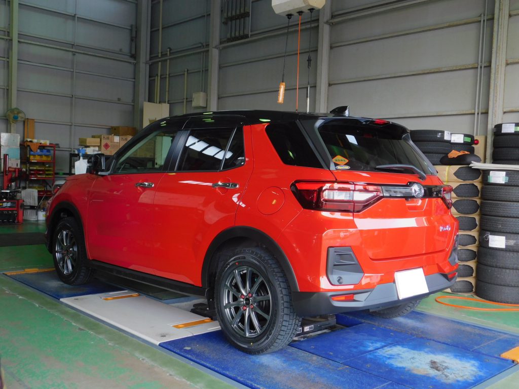 新型 ダイハツ ロッキーに 新品 ダンロップ スタッドレス WM02 装着