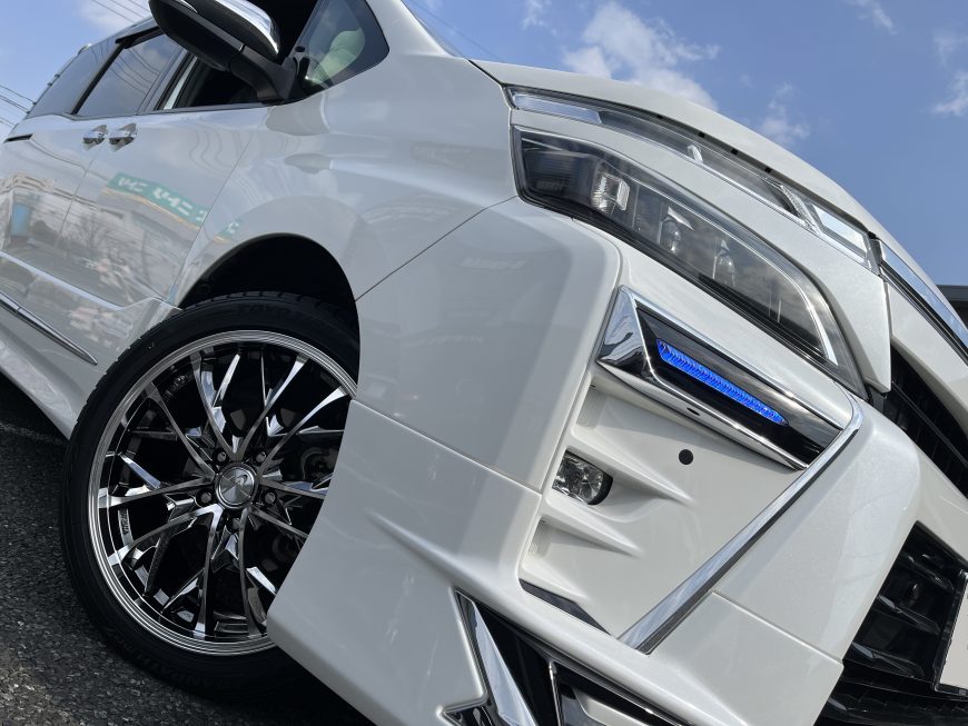 まだまだ人気の80系VOXY、2024年モデルのレオニスでドレスアップ