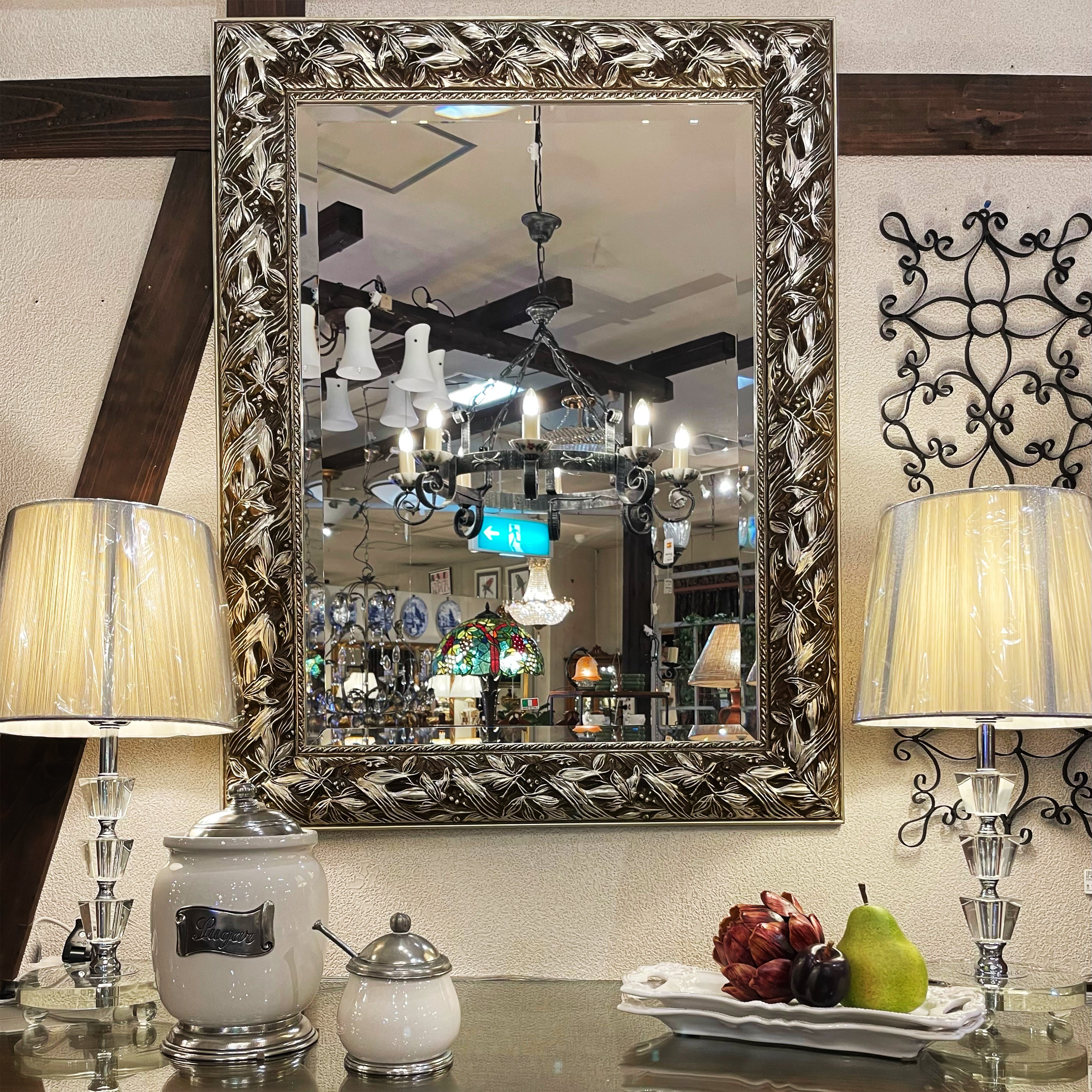 ウォールミラー/アンティーク風の額縁がおしゃれなシルバー壁掛け