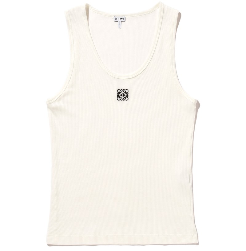 胸元でチラ魅せ!? 「ロエベ」のタンクトップが夏スタイルの救世主に