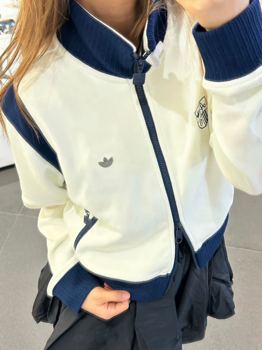 adidas『Retro Sports Club Track Top “White/Navy”』が登場 ［JM8022