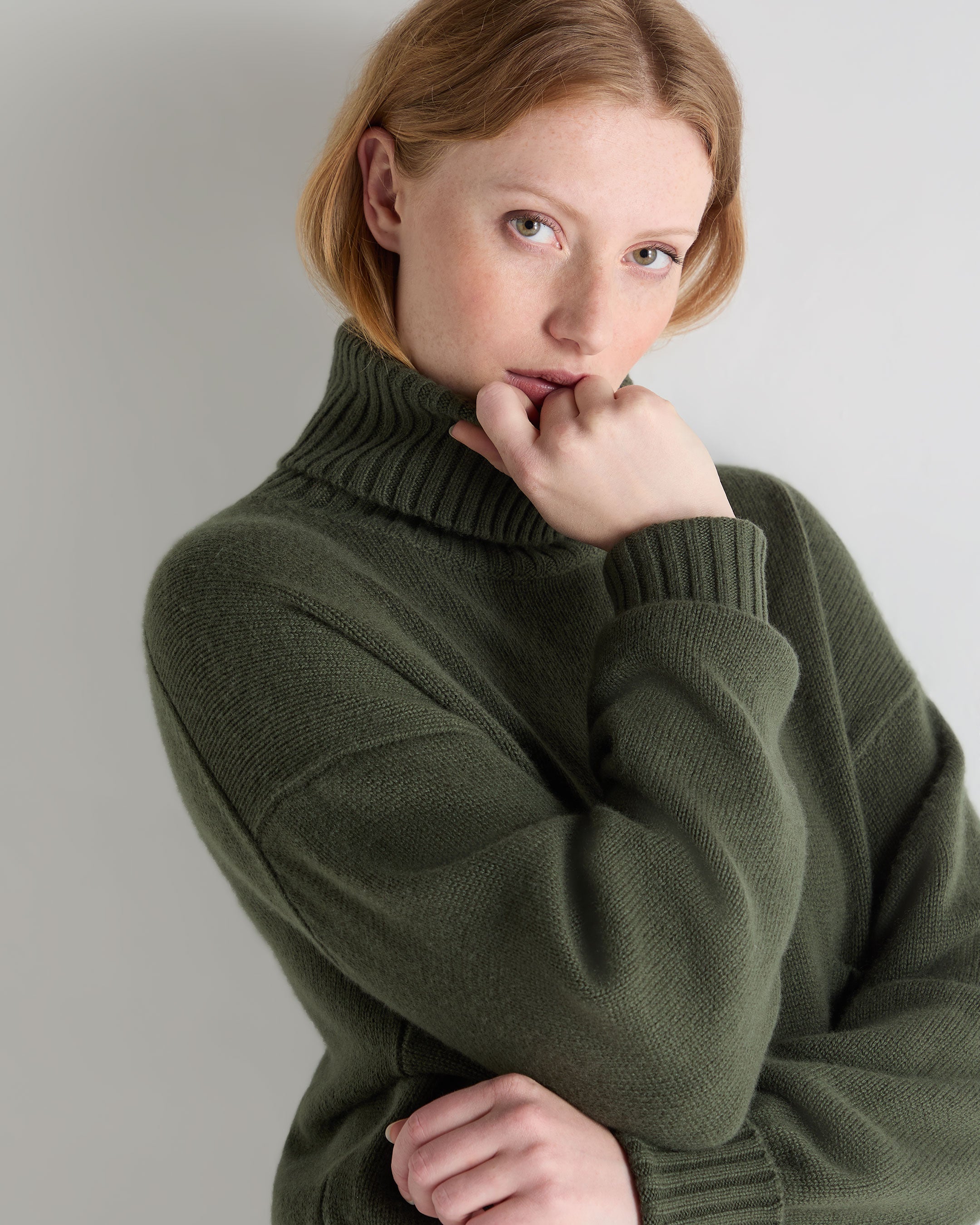 Women's Cropped Turtle Neck Cashmere Sweater Army Green | N.Peal