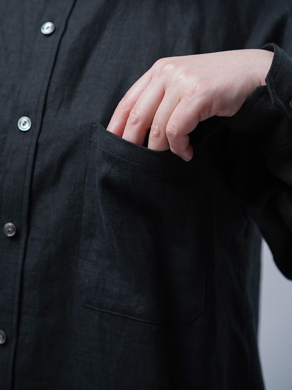 リネンシャツ】時には長袖、時には半袖 見惚れるロールアップシャツ