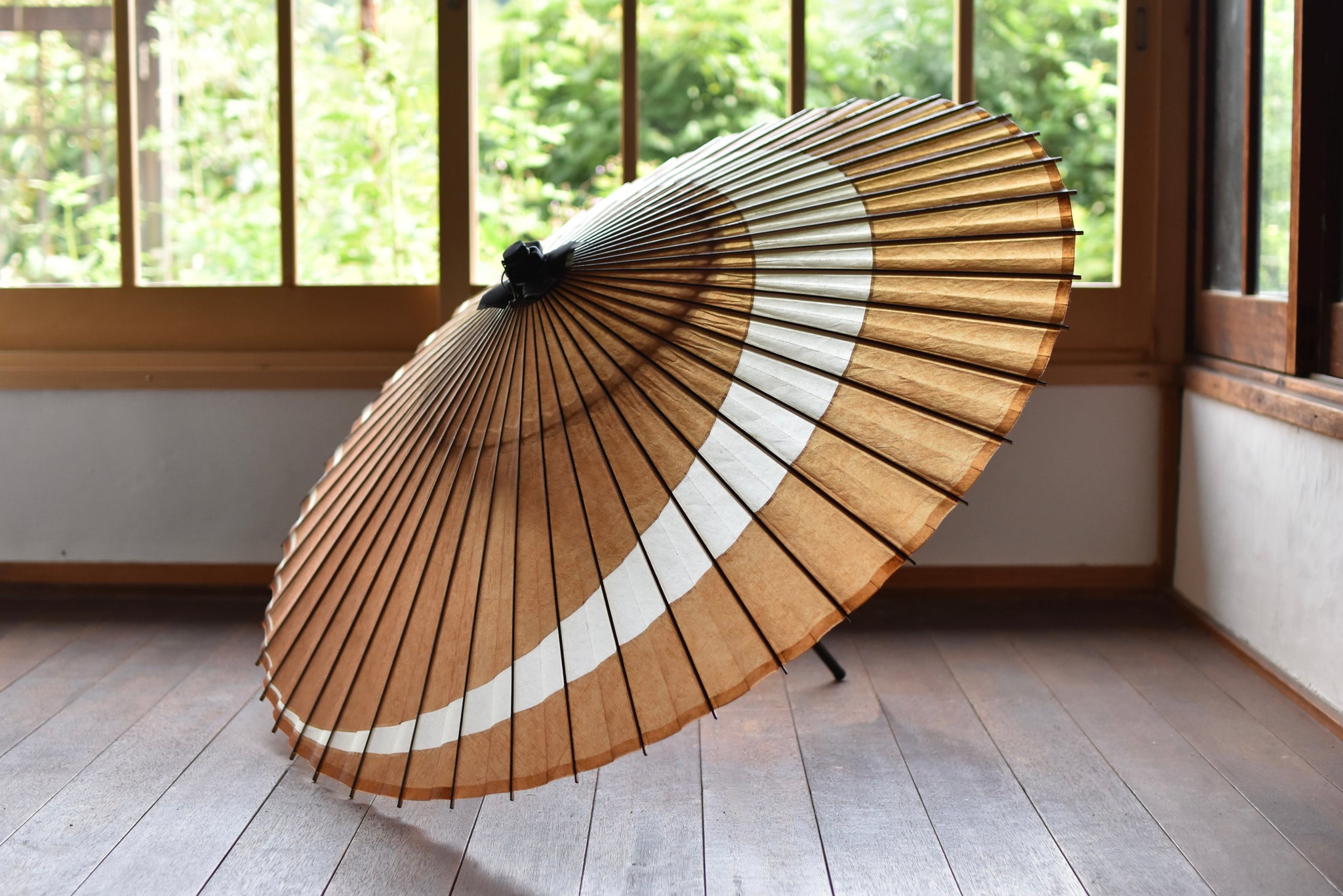 蛇の目傘【三日月 柿渋鉄】 – 和傘CASA