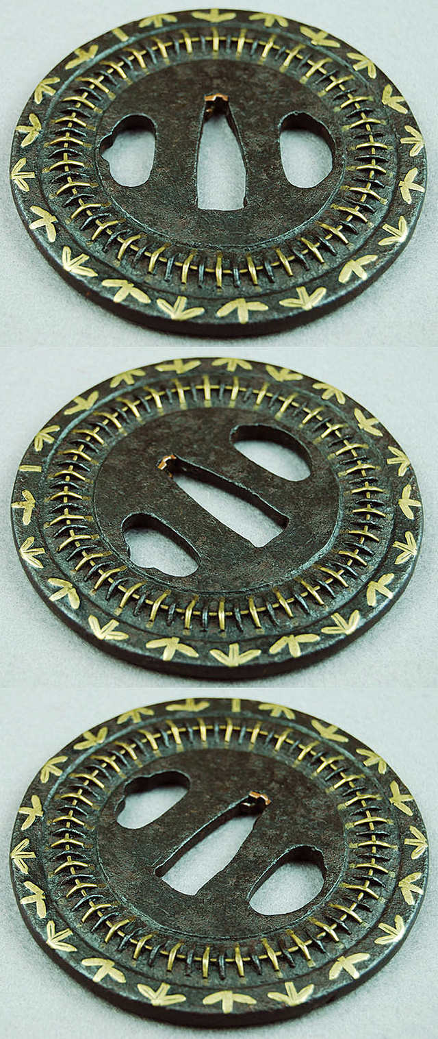 刀鍔 信玄鍔 百足鍔 無銘 鉃地 真鍮 年代物 箱付き(鍔布団付き) 刀鍔