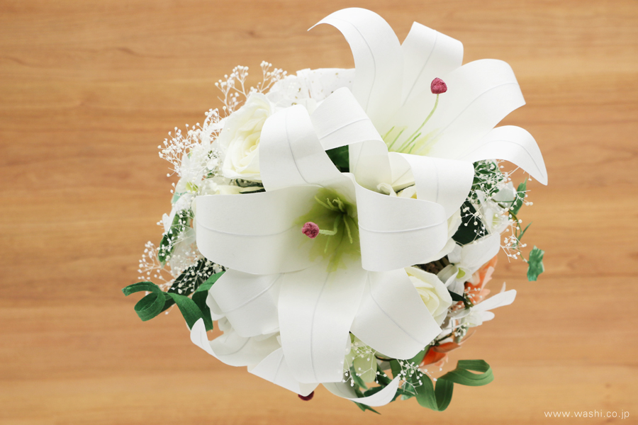 カサブランカの和紙の花キャスケードウェディングブーケ／ブライダル