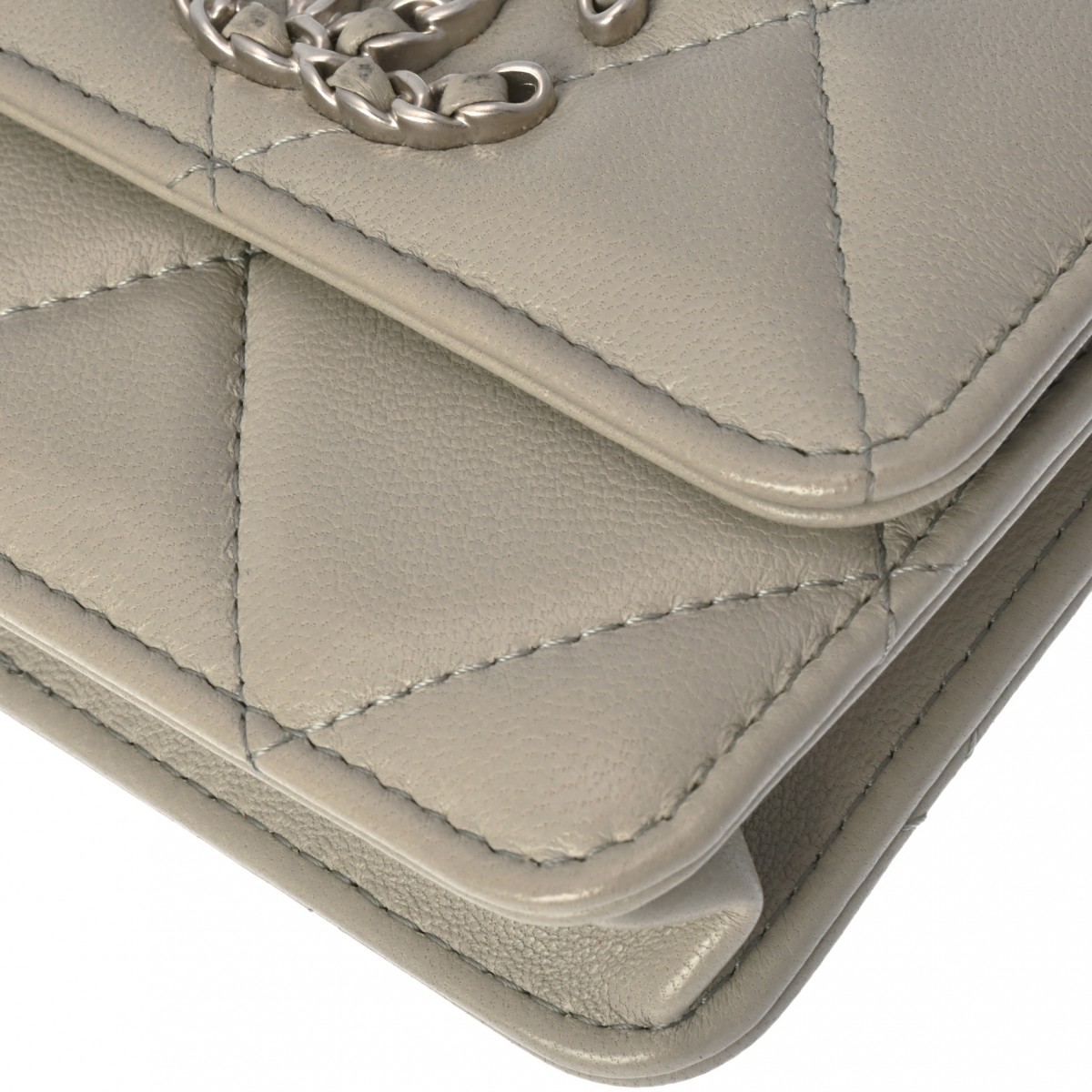 シャネル シャネル19 チェーン コインパース グレー ラムスキン