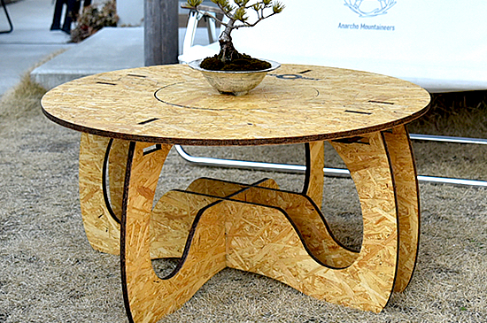 奈良「ヨセミテ」が放つ、おしゃれアウトドアなウッド円卓が秀逸