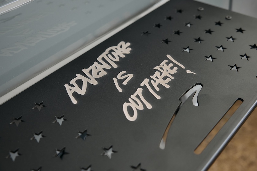 ADVENTURE IS OUT THERE!のプリントが入ったマグネット式テーブルが