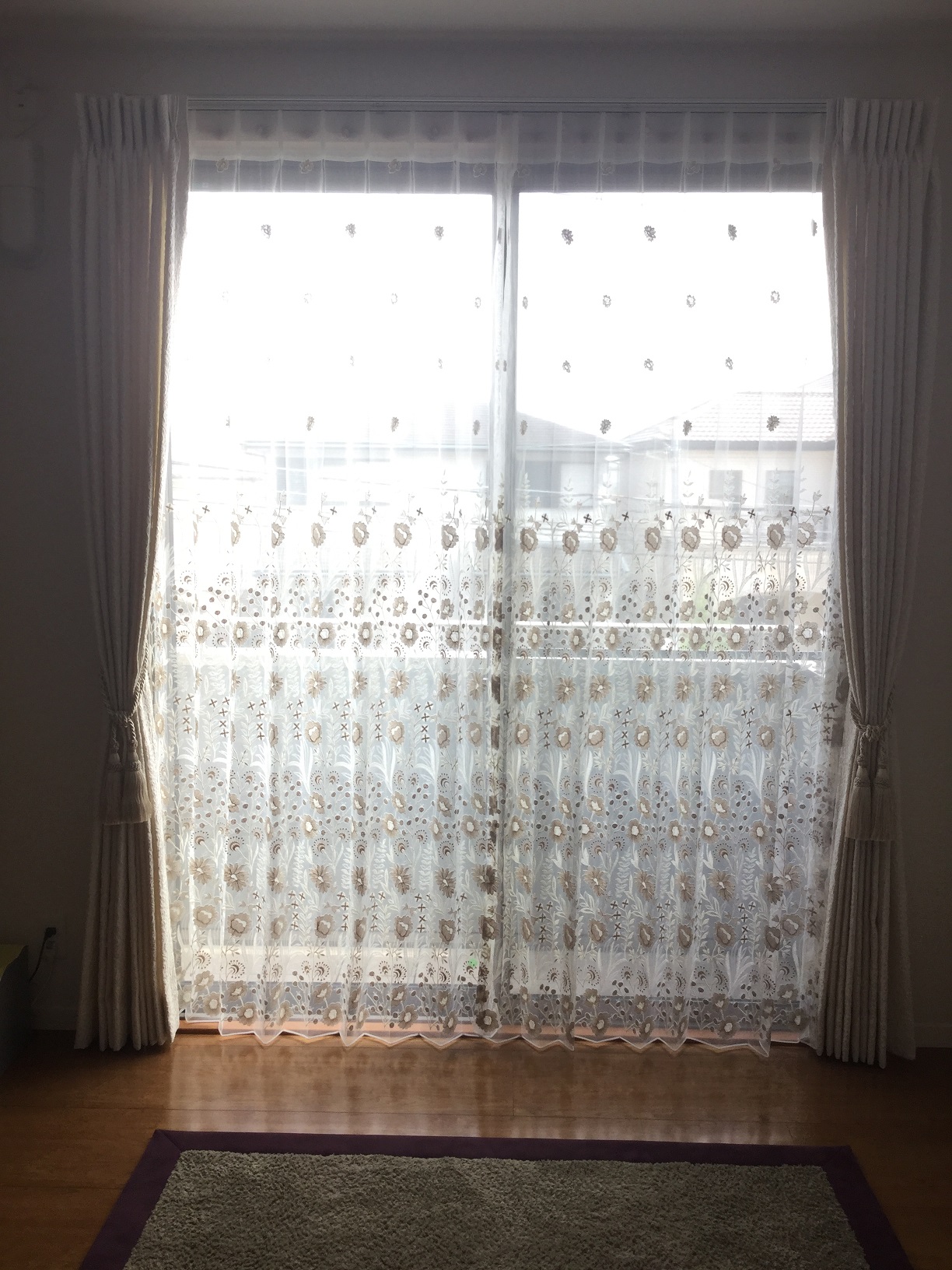 フィスバの花柄レースカーテンで華やかなお部屋に。｜施工ブログ｜新築