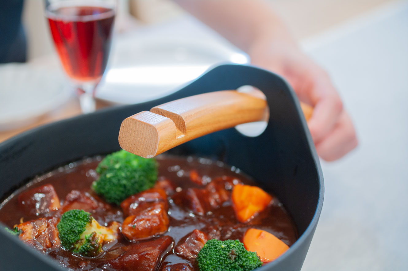 釜定の洋鍋】あつあつをそのまま食卓へ、南部鉄器のある暮らし