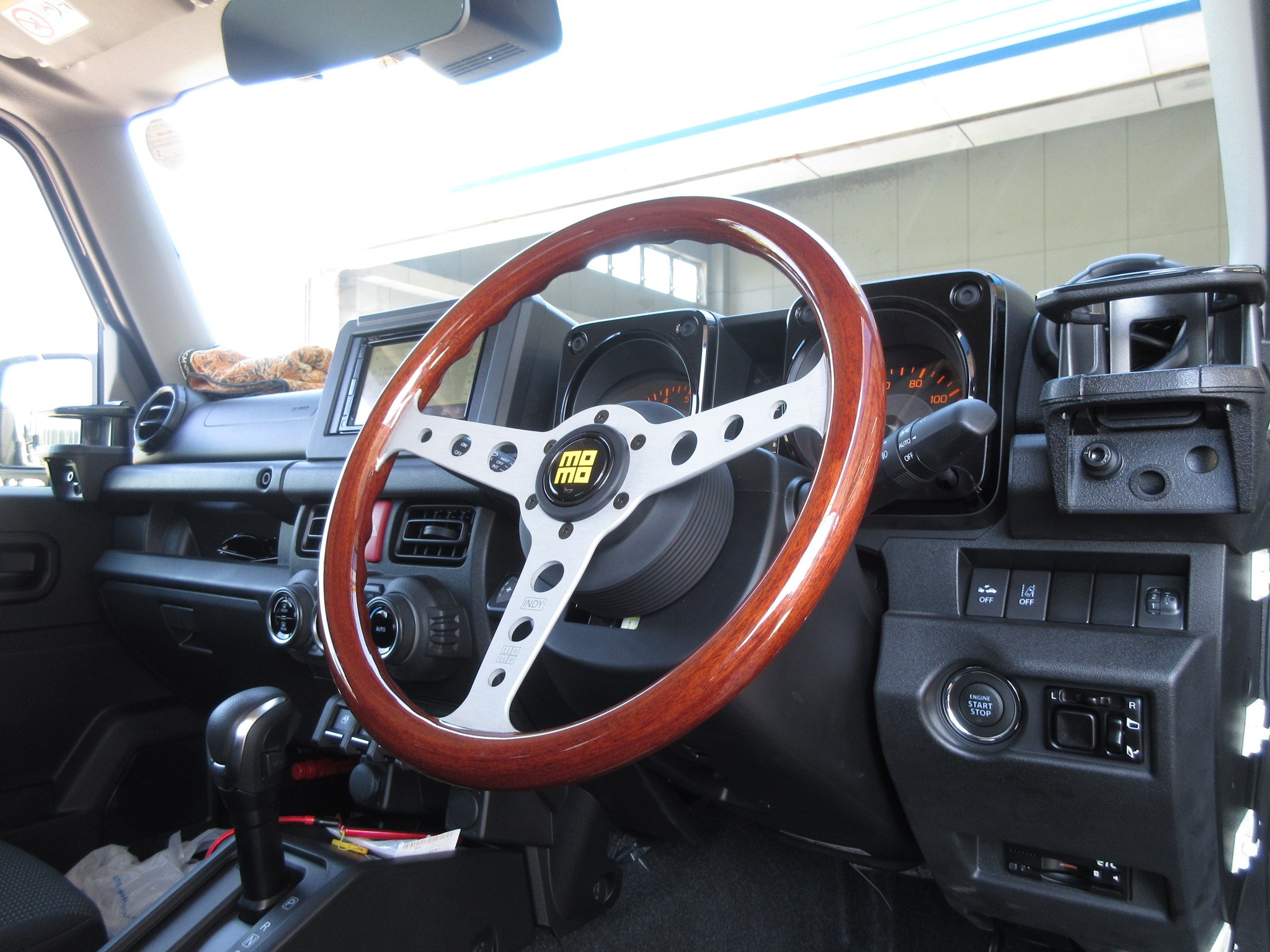 誰もが憧れた往年のモモステは現行車に付けても良い雰囲気でしたよ