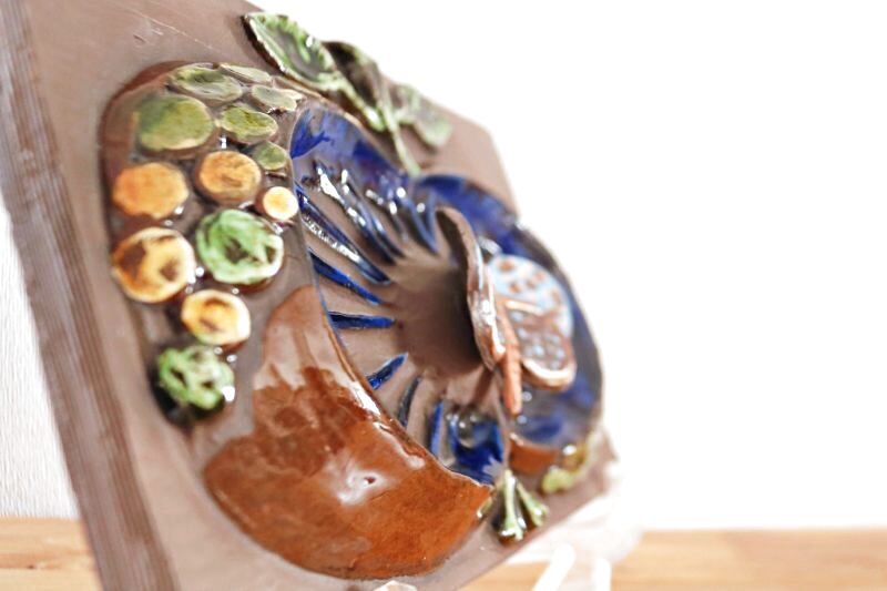 Jie Gantofta /ジイ・ガントフタ リンゴと蝶 陶板 北欧雑貨と北欧食器