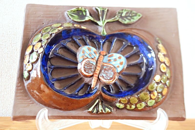 Jie Gantofta /ジイ・ガントフタ リンゴと蝶 陶板 北欧雑貨と北欧食器