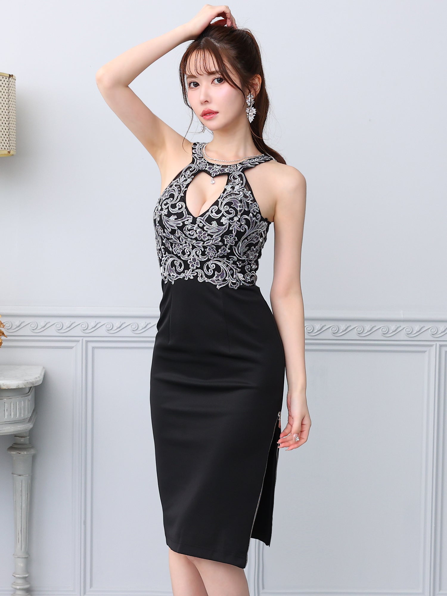 ホルターネック・フラワー刺繡・ネックビジュー・Vカット・サイド