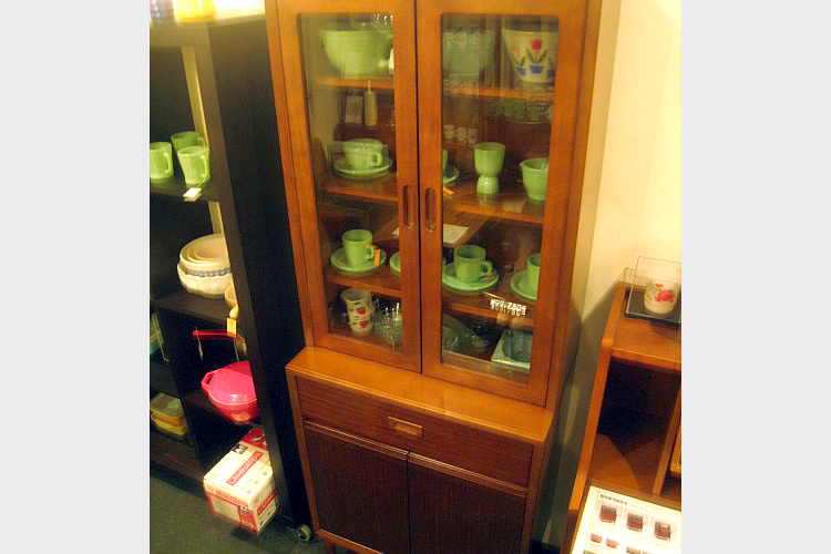 カリモク60 ガラストップキャビネット（ウォールナット） | collect