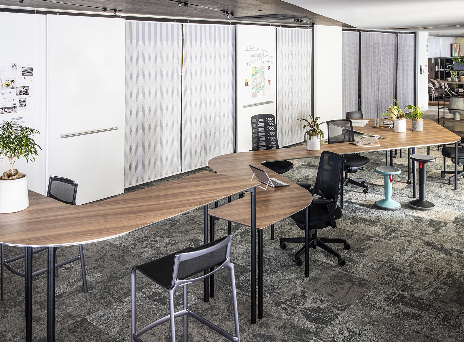 Interstuhl（インタースツール）| カッシーナ・イクスシー