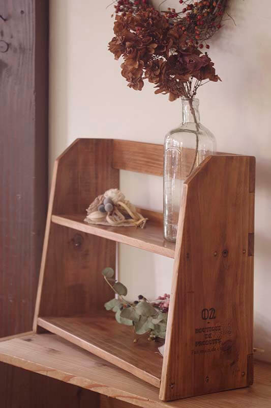 アンティーク風ディスプレイラック｜ヴィンテージスタイルの木製収納棚