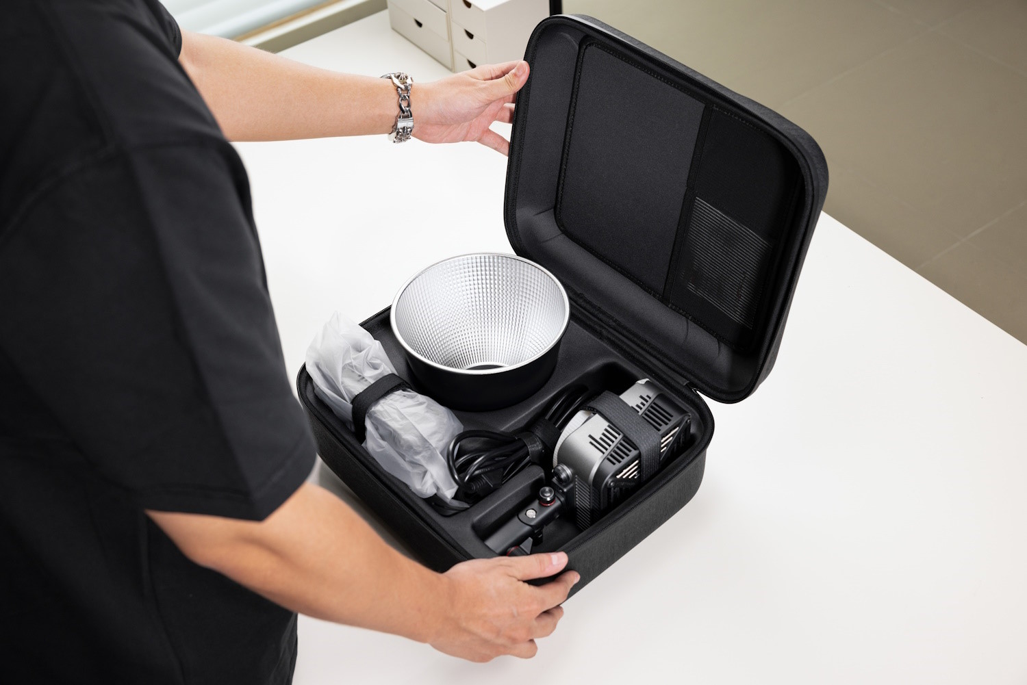 ZHIYUN MOLUS G200 COB LED Spotlight and FIVERAY V60 Light Wand