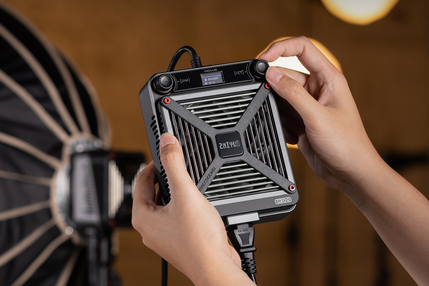 ZHIYUN MOLUS G200 COB LED Spotlight and FIVERAY V60 Light Wand