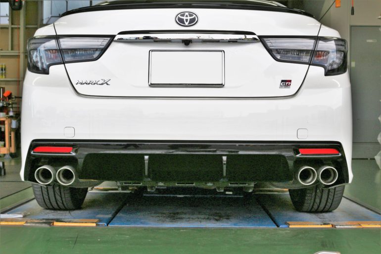 マークXにROWENのΦ100、4本出しマフラーをお取付け | 多治見店 | 店舗