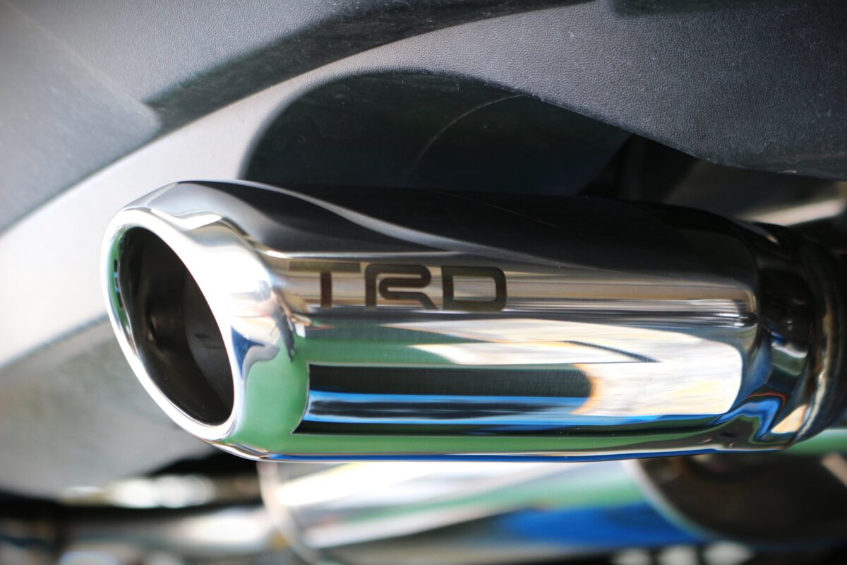 マフラー1つでここまで変わる！？RAV4にTRDハイレスポンスマフラーVer