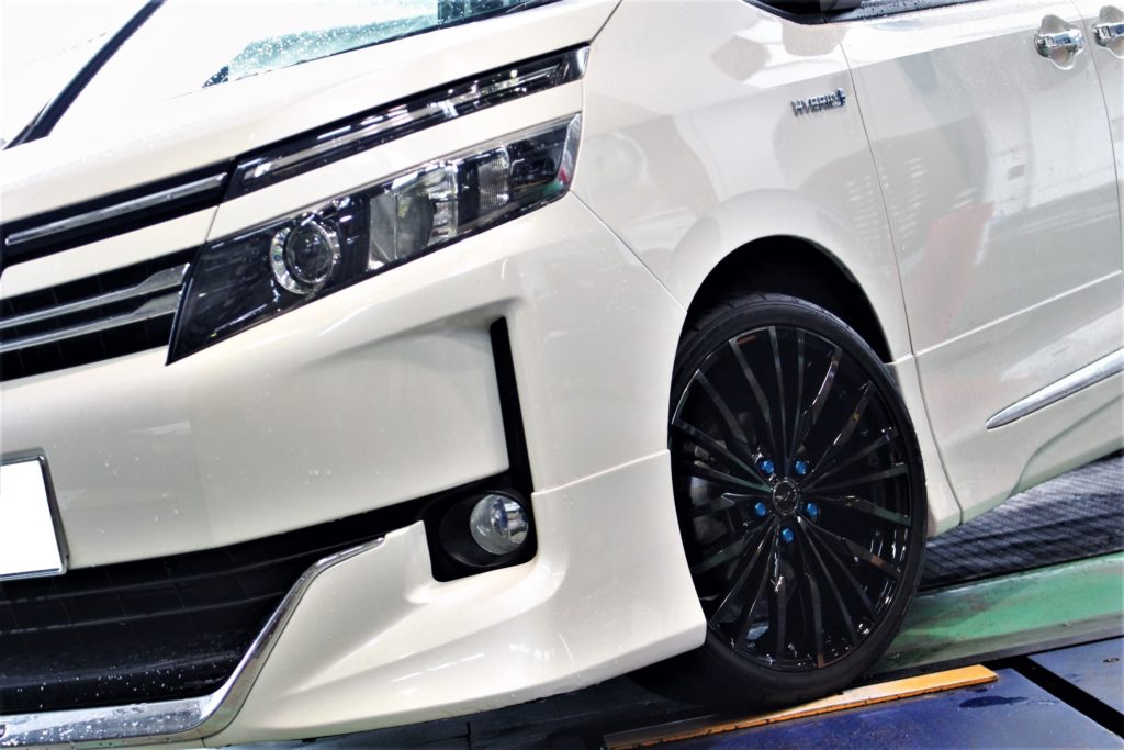 80ヴォクシーに19インチ！アクセル レディーレで大口径スタイル