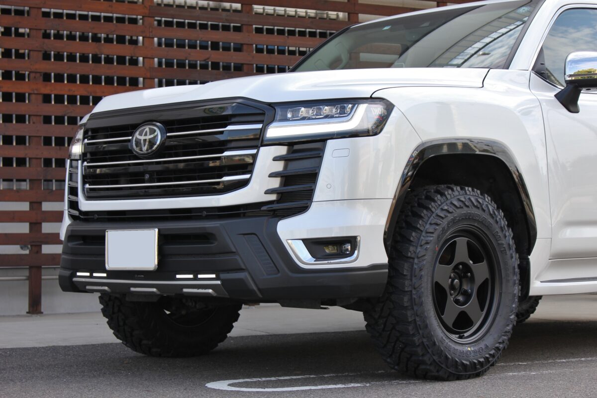 新型ランドクルーザー300！ZXもブラッドレーフォージド匠18インチで