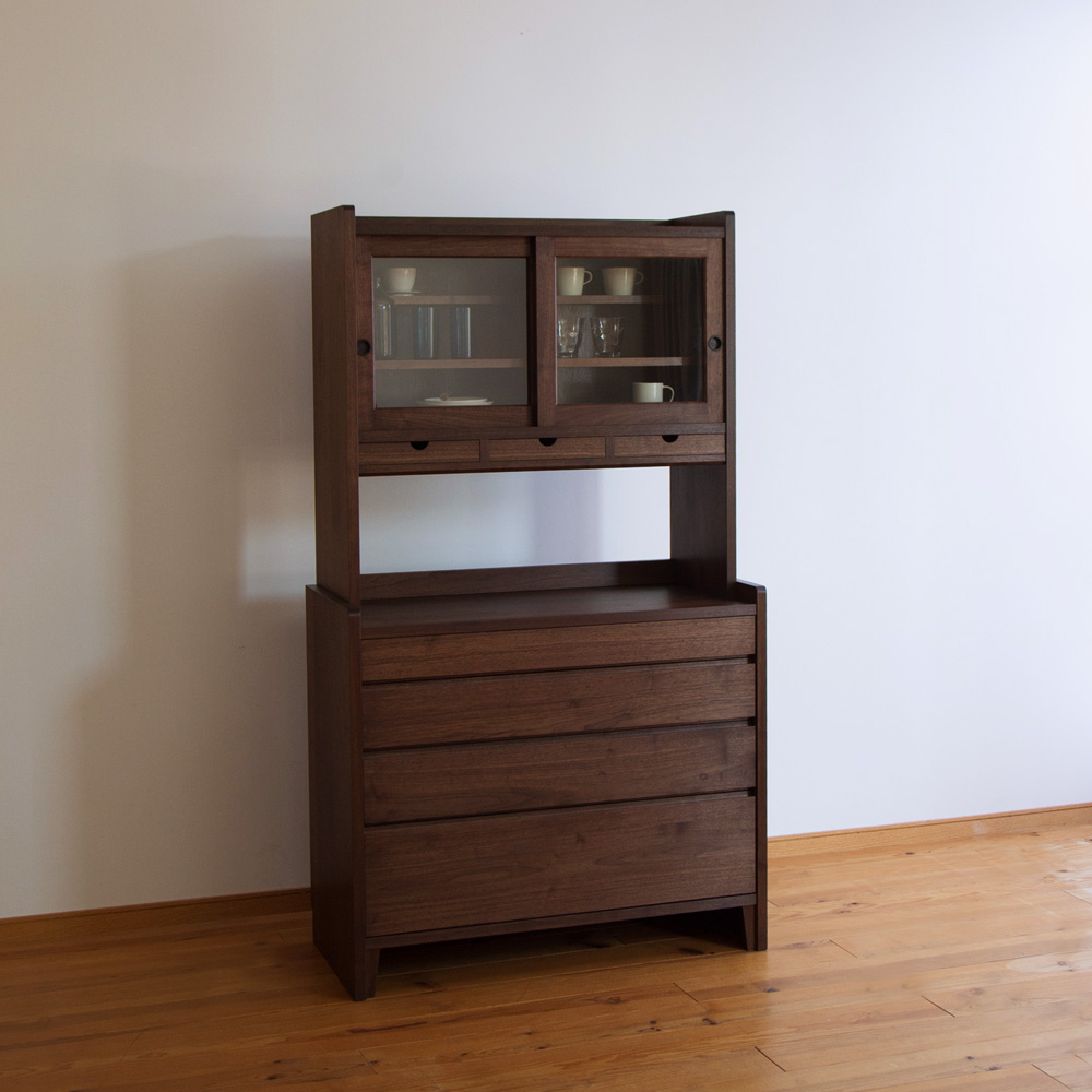 C-531 大容量の引き出しを備えたウォールナットの食器棚 ｜長野県