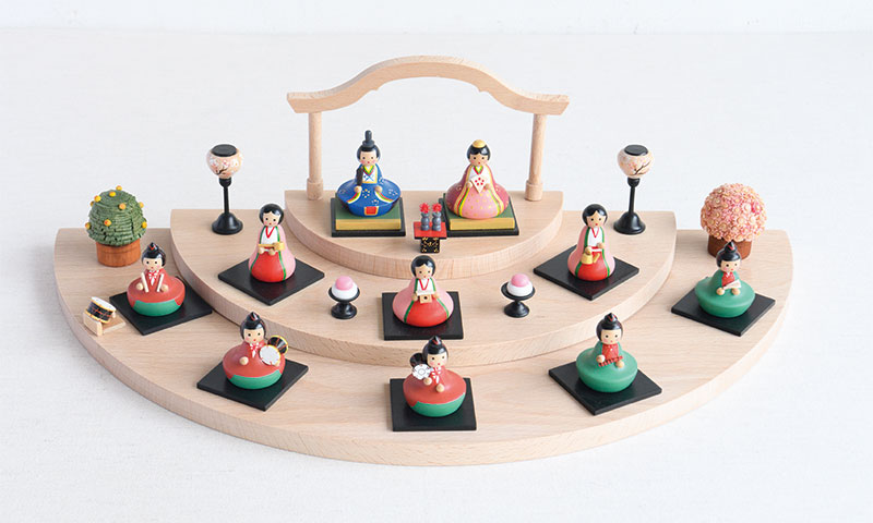 Maholz（マホルツ）ろくろのひな人形 三段飾り: 木のおもちゃ