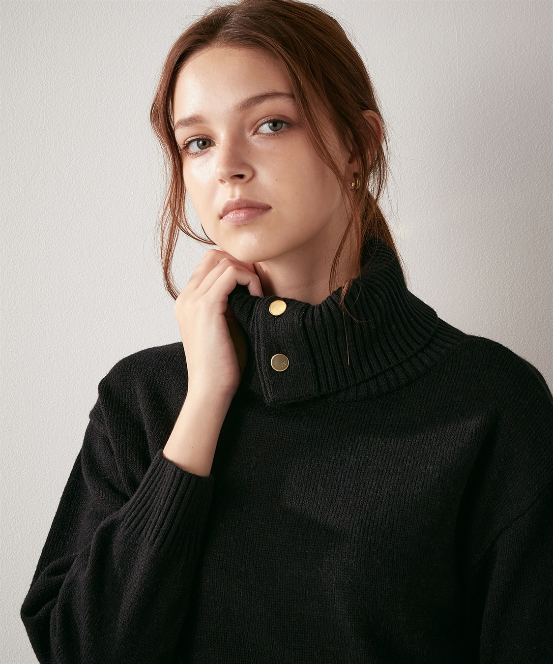 金ボタン タートルネック ニットプルオーバー LE SOUK HOLIDAY｜クロス