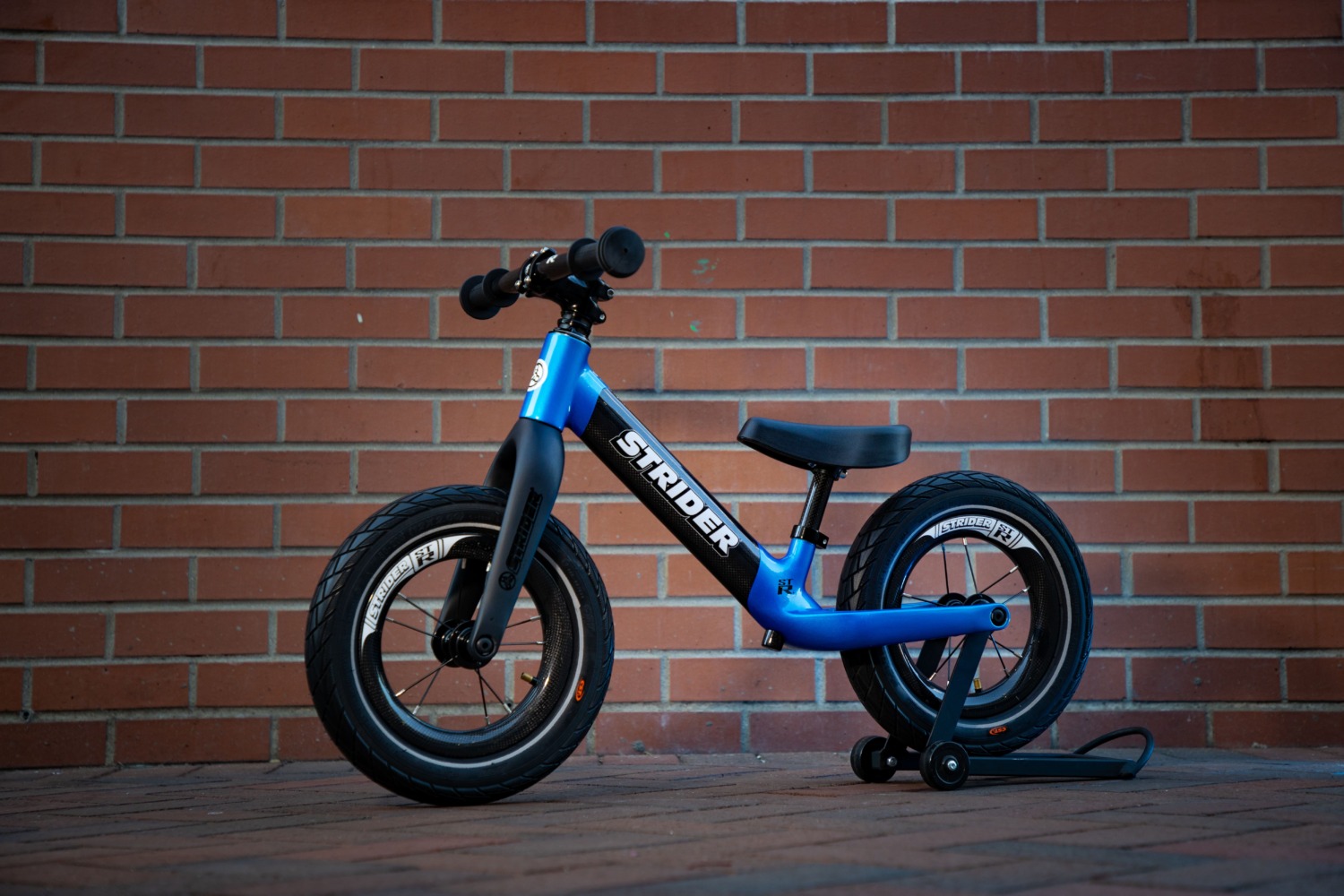 ランニングバイク「ストライダー」 カーボン製ハイスペックモデル「ST