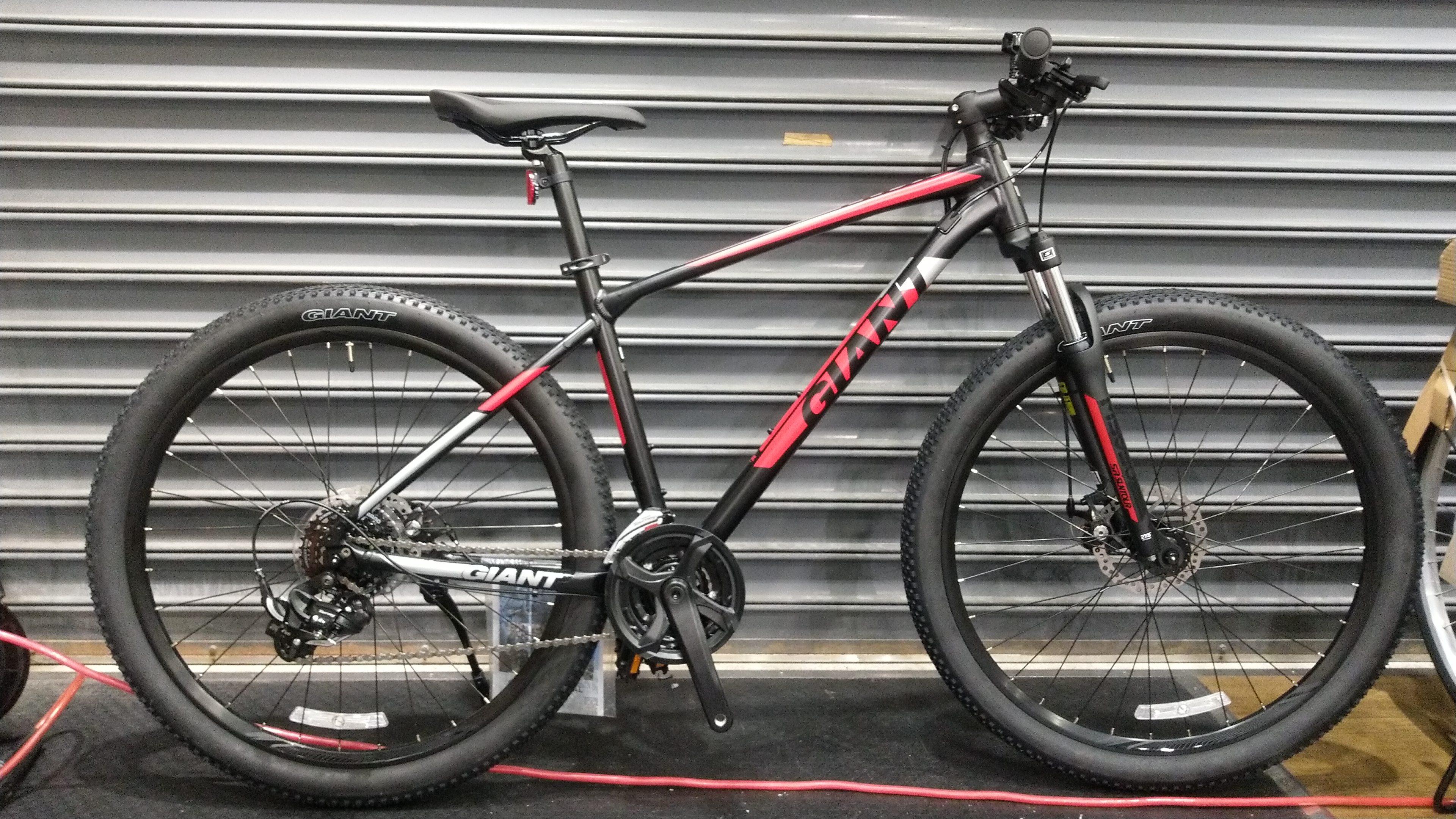 ジャイアント マウンテンバイク Mサイズ 黒⁄赤 ジャイアント