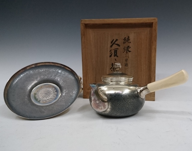 南長崎にて純銀製の急須や茶托などの煎茶器、掛軸、衝立、花瓶などを