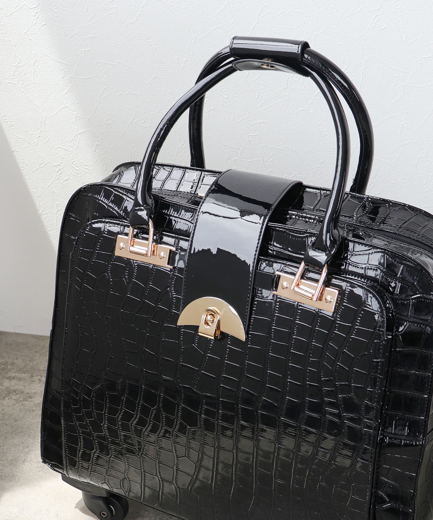 4輪クロコ型押しエナメルキャリーバッグ | AND ON JIONE STORE