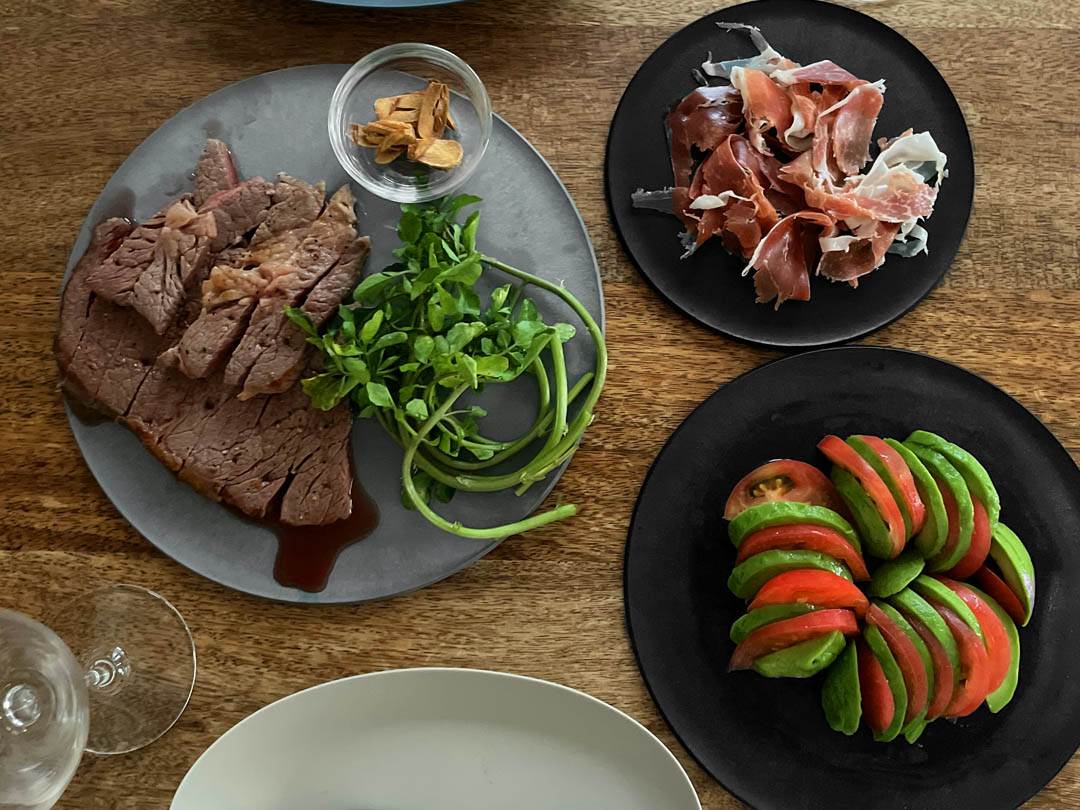 秋の味覚も映える、まな板になるお皿「チョップレート」。26cmサイズを